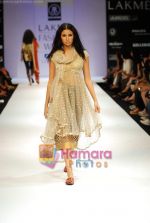 Model walks the ramp for Rehane Show at Lakme Winter fashion week day 4 on 20th Sept 2010 (57).JPG